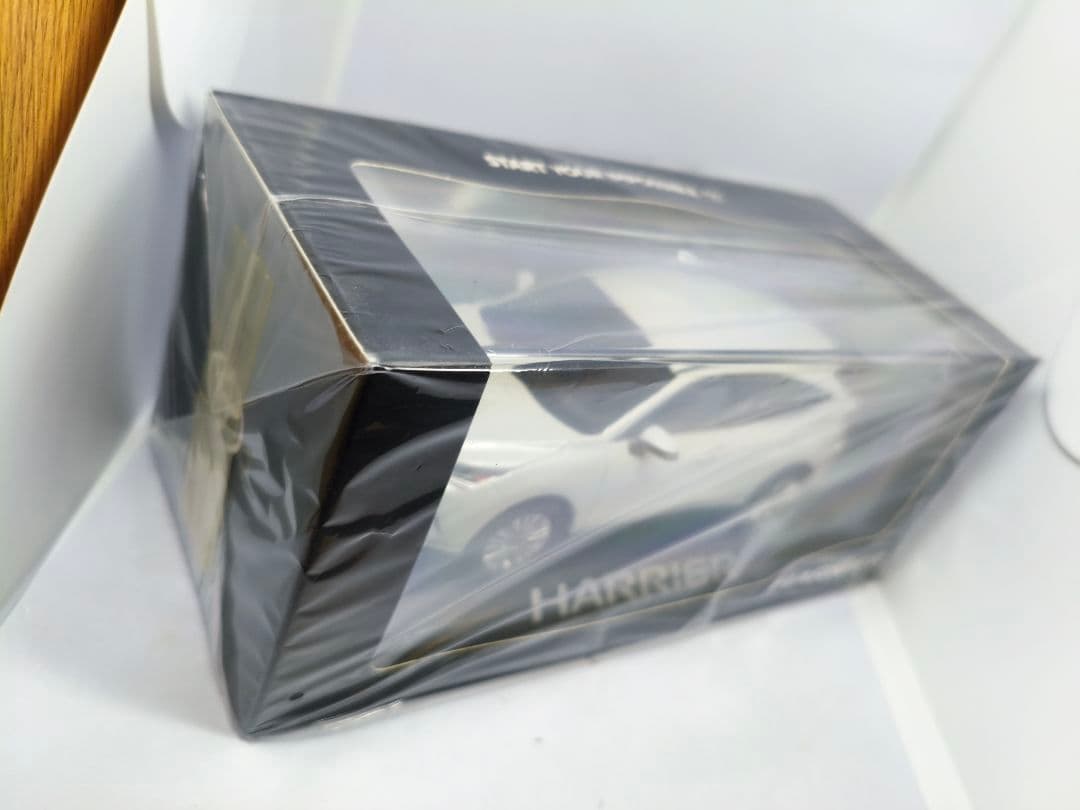 トヨタ　ハリアー　白　ホワイト　カラーサンプル　1/30　ミニカー　模型