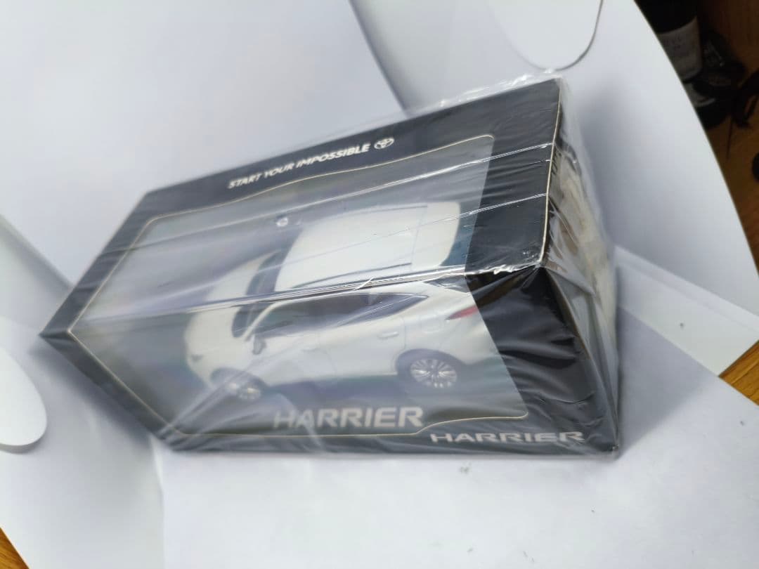 トヨタ　ハリアー　白　ホワイト　カラーサンプル　1/30　ミニカー　模型