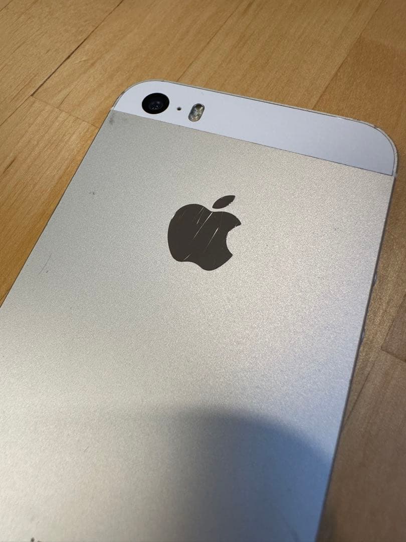 Apple iPhone SE 32GB シルバー 本体82