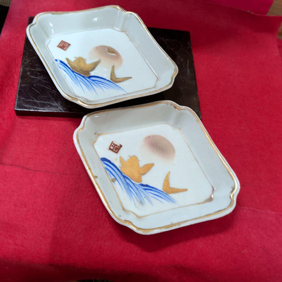 初期伊万里の様です。金彩色の鳥と波模様の陶器皿2枚セットです‼️