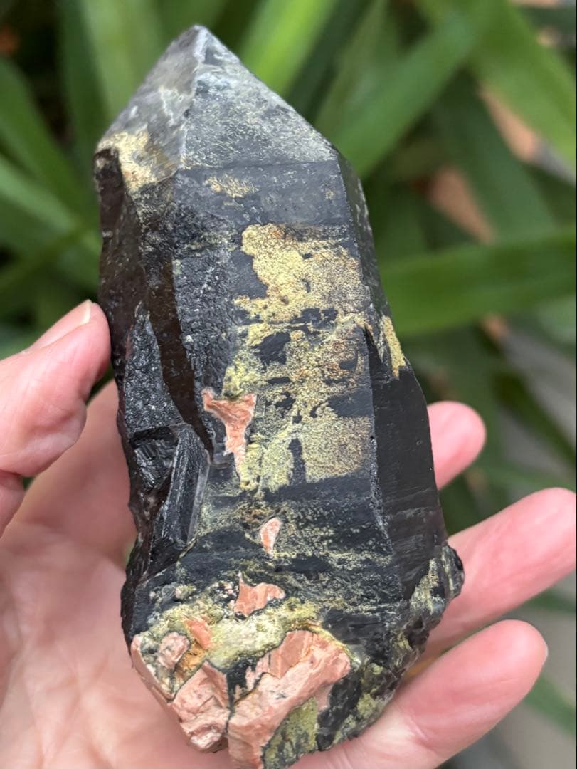 中国山東省産　モリオン　ポイント　557g エピドートあり　台座付　力強さ