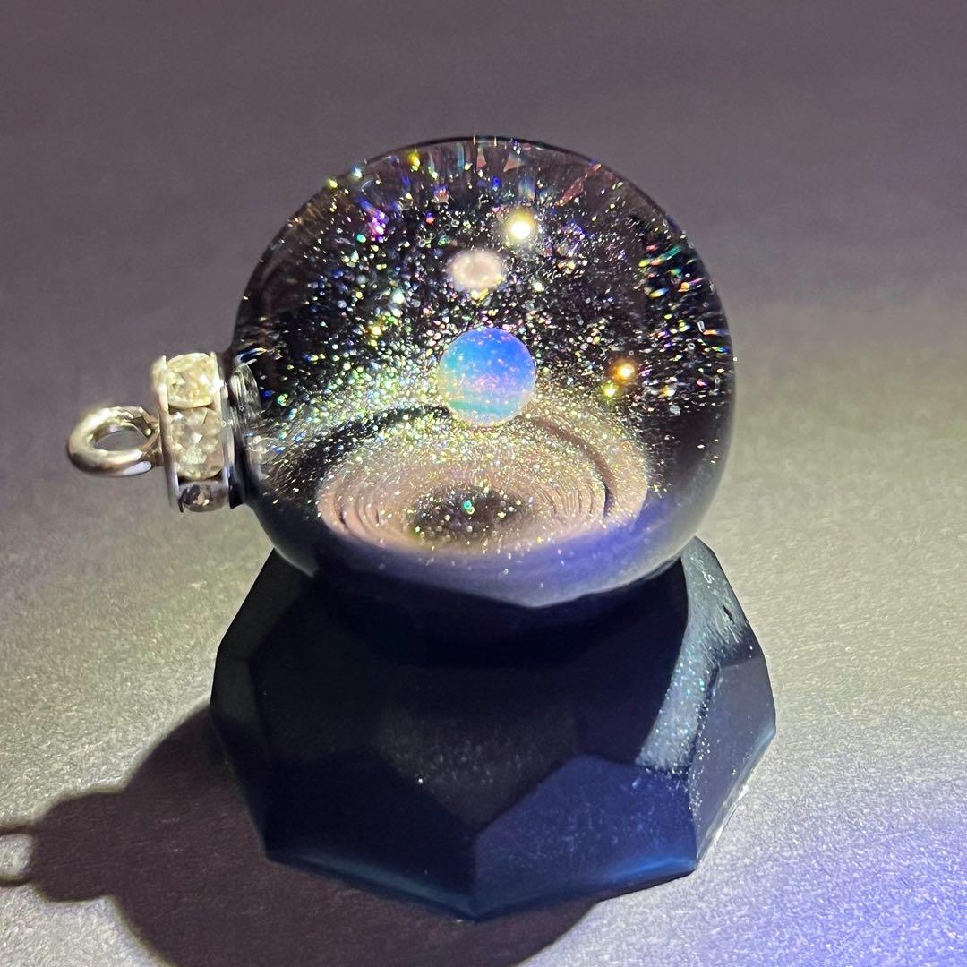 【ハンドメイド】宇宙玉チャーム25mm ２点・台座１点