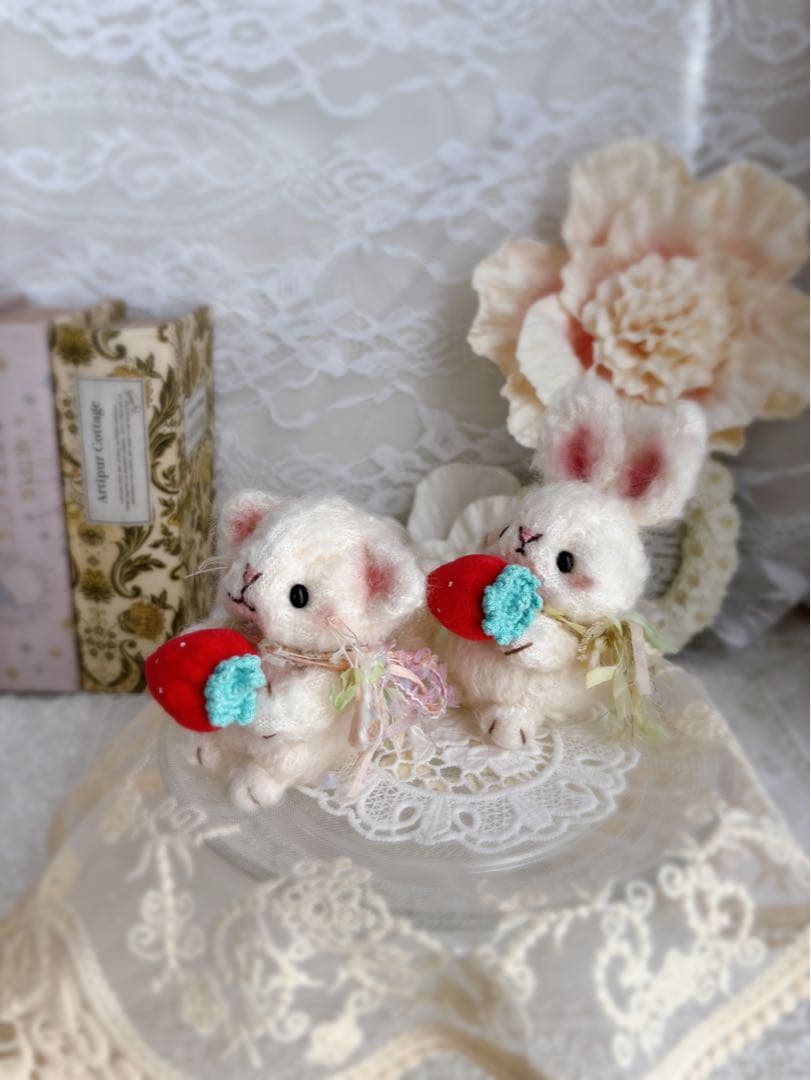 ★新作★ ハンドメイドぬいぐるみ　⁂みるくうさぎちゃん❤️イチゴつみ ⁂