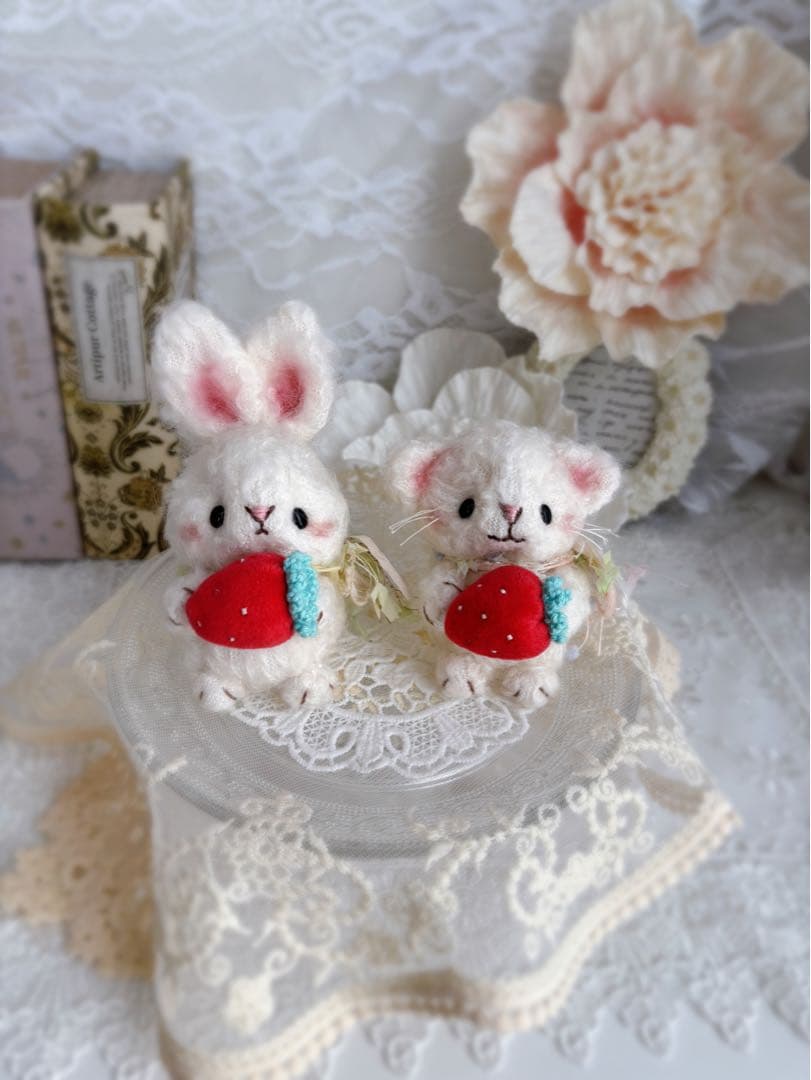 ★新作★ ハンドメイドぬいぐるみ　⁂みるくうさぎちゃん❤️イチゴつみ ⁂