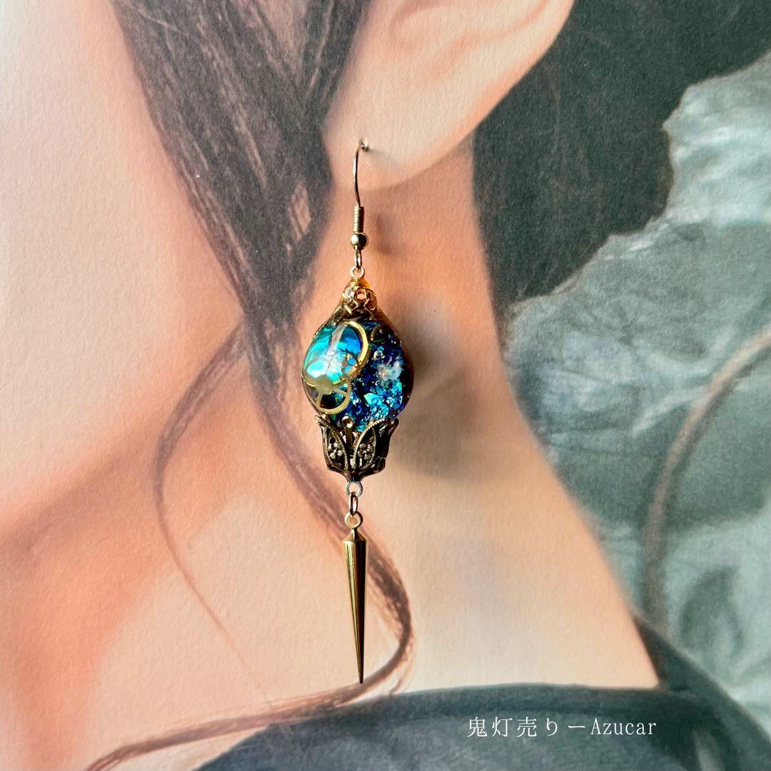 月を動かす歯車ランタンと氷ペンデュラム　アシンメトリーピアス　イヤリング