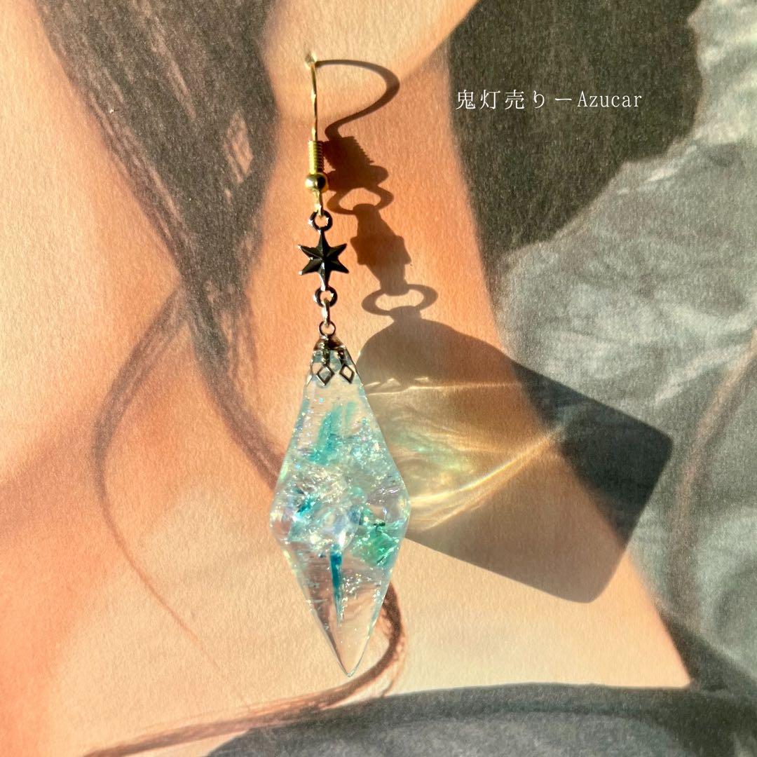 月を動かす歯車ランタンと氷ペンデュラム　アシンメトリーピアス　イヤリング