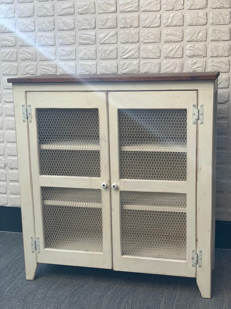 アンティーク風 シャビー 木製 扉付き 棚 ラック シェルフ⭐︎配送は３／１２以降