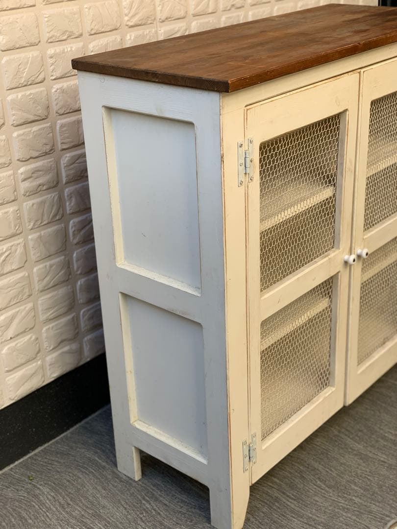 アンティーク風 シャビー 木製 扉付き 棚 ラック シェルフ⭐︎配送は３／１２以降