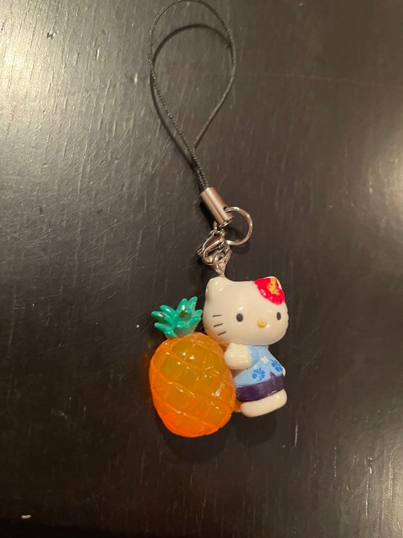 ハローキティ パイナップル のチャーム（ストラップ）