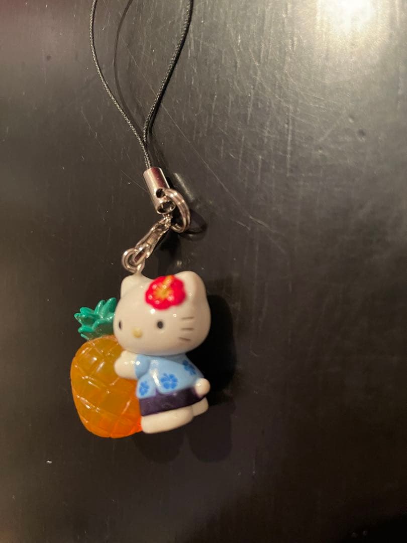 ハローキティ パイナップル のチャーム（ストラップ）