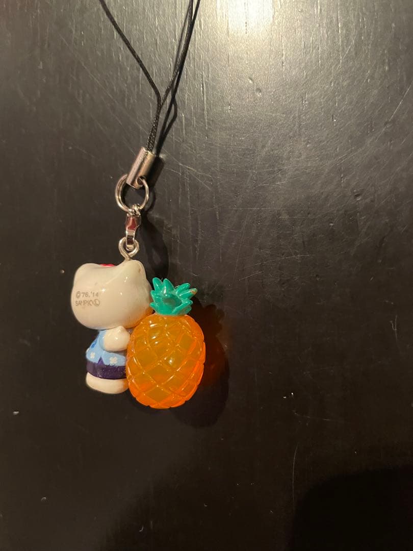 ハローキティ パイナップル のチャーム（ストラップ）