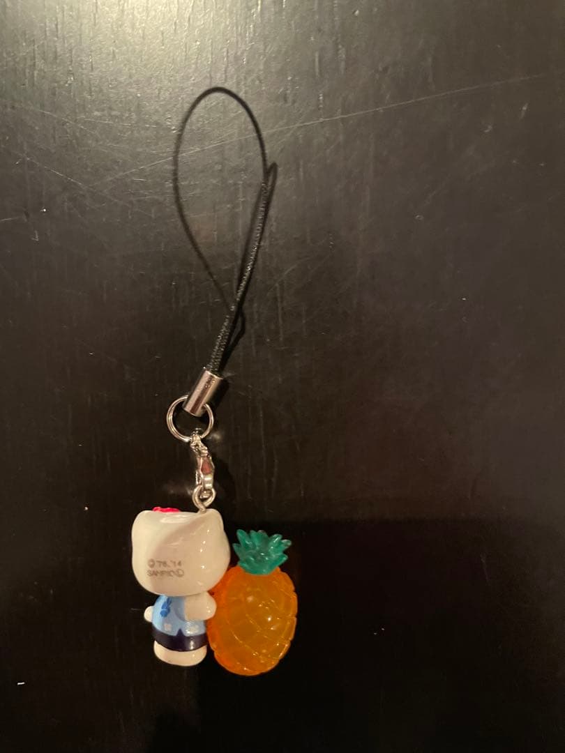 ハローキティ パイナップル のチャーム（ストラップ）