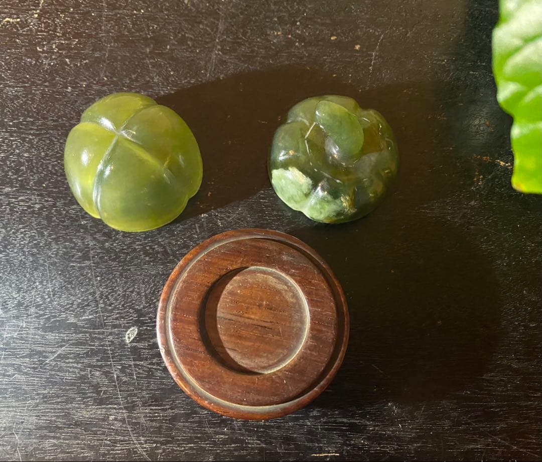 ヴィンテージ・古翡翠・青林檎/ピーマン・唐木鑑賞台付　２点セット　レア