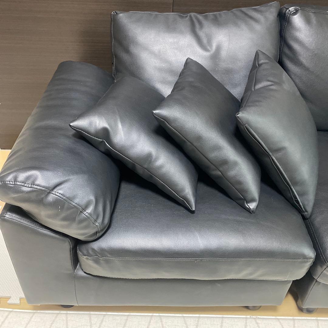 黒い革の3人掛けソファ
