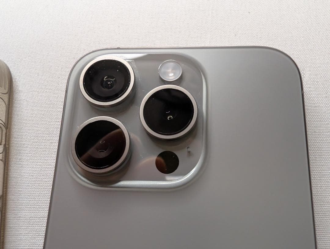 iPhone 15 Pro 256GB ナチュラルチタニウム　※美品