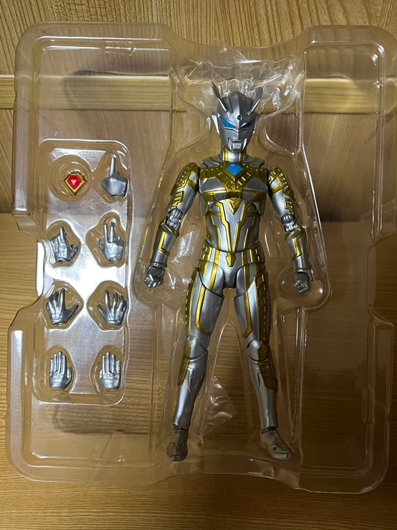 バンダイ S.H.Figuartsウルティメイトシャイニングウルトラマンゼロ