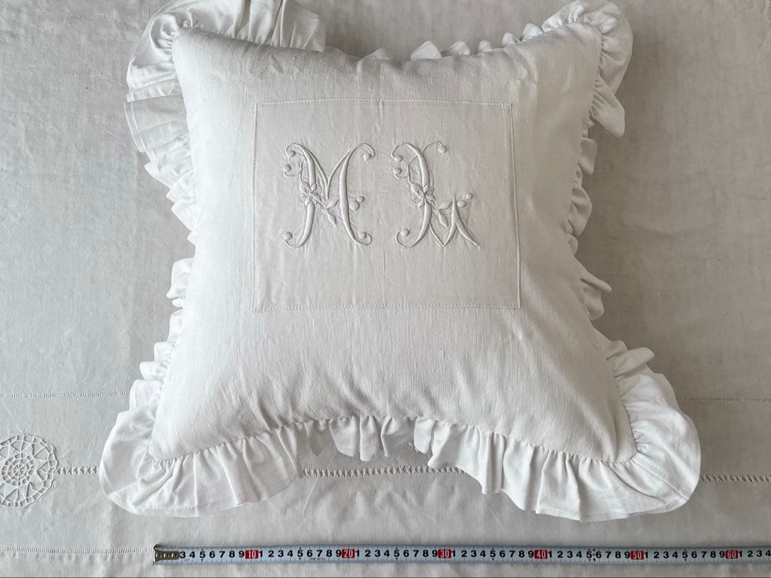 【美品】フランスアンティーク ML花文字手刺繍 フリルクッション[3370]