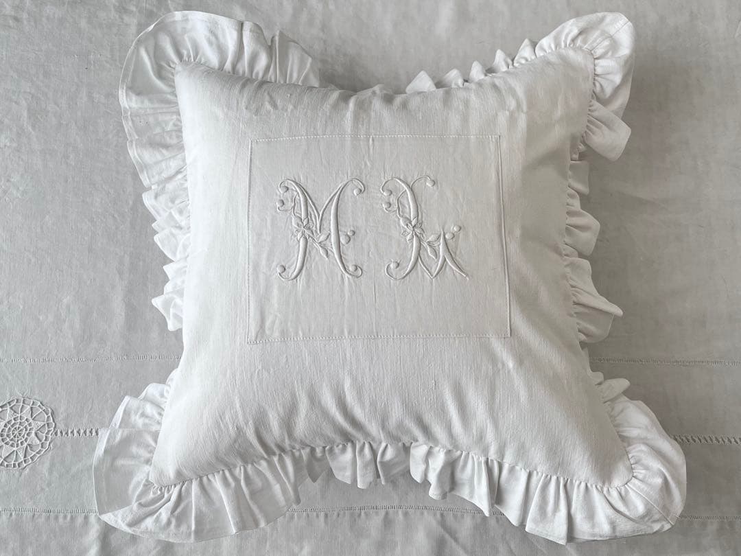 【美品】フランスアンティーク ML花文字手刺繍 フリルクッション[3370]