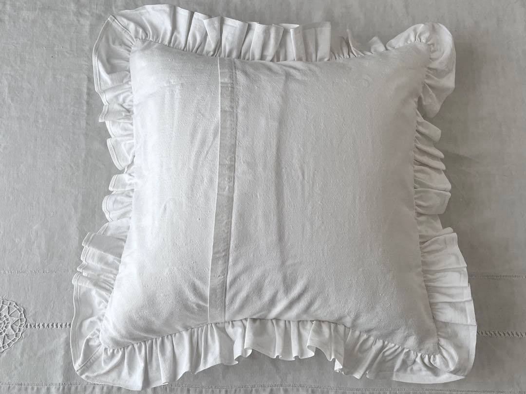 【美品】フランスアンティーク ML花文字手刺繍 フリルクッション[3370]