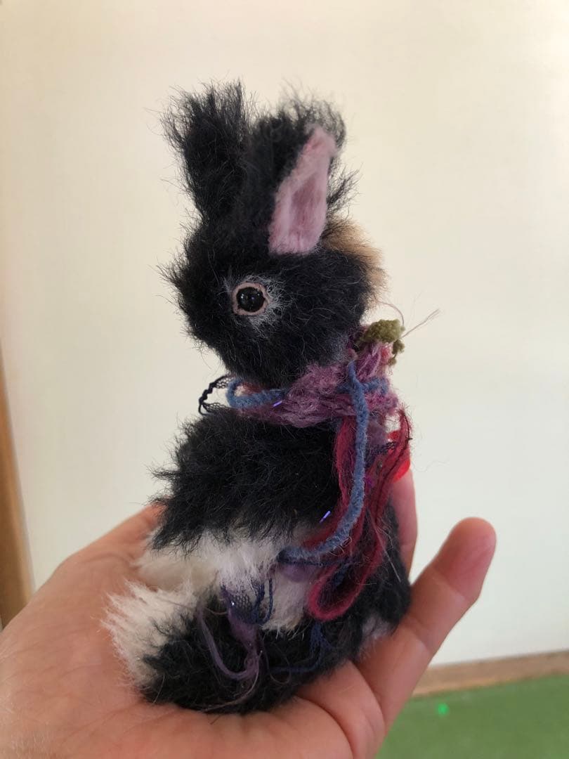 手のひらサイズの黒白ウサギぬいぐるみ