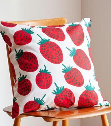 【マリメッコ・marimekko】マンシッカ・イチゴ・いちご柄・クッションカバー