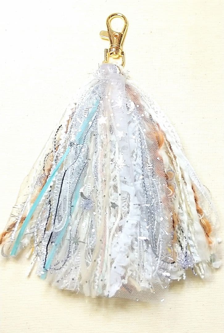 SOLD◆ハンドメイド　タッセルチャーム　ふわふわシルバー　星月　キラキラ