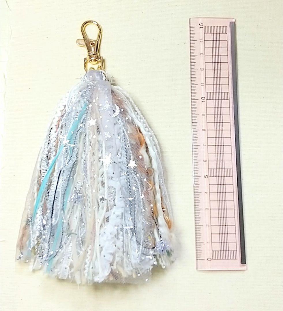 SOLD◆ハンドメイド　タッセルチャーム　ふわふわシルバー　星月　キラキラ