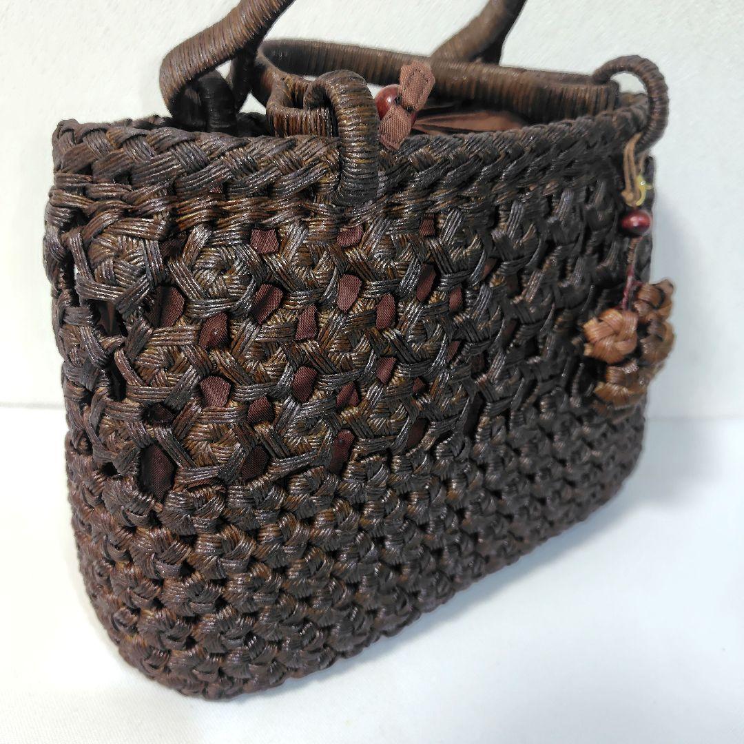 クラフトで作った山葡萄風花車編み＆花結び編みかごバッグ（チャーム付き巾着タイプ）