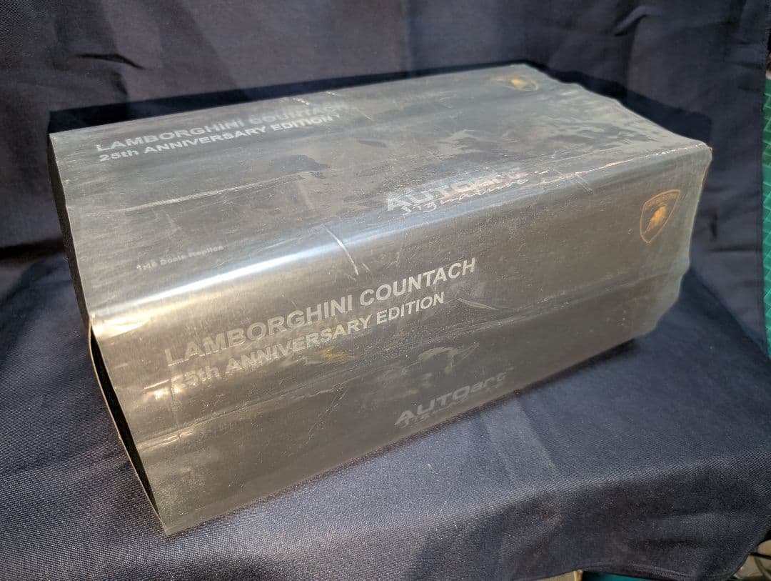 オートアート製1/18ランボルギーニ・カウンタックアニバーサリー