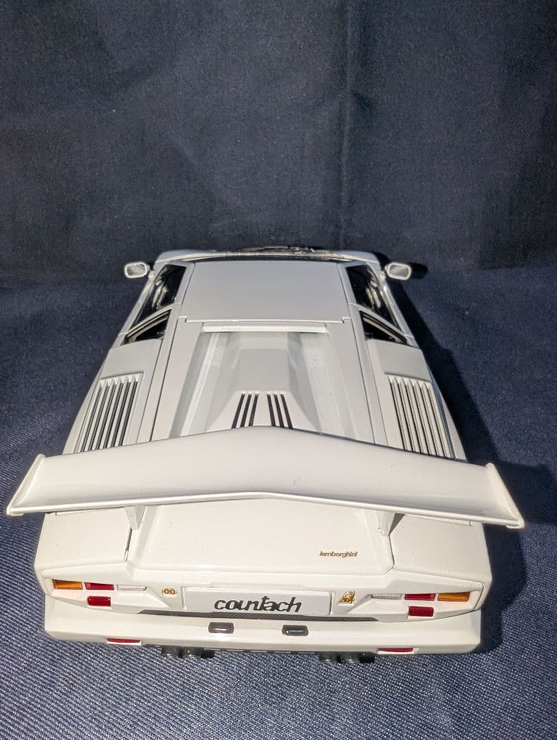 オートアート製1/18ランボルギーニ・カウンタックアニバーサリー