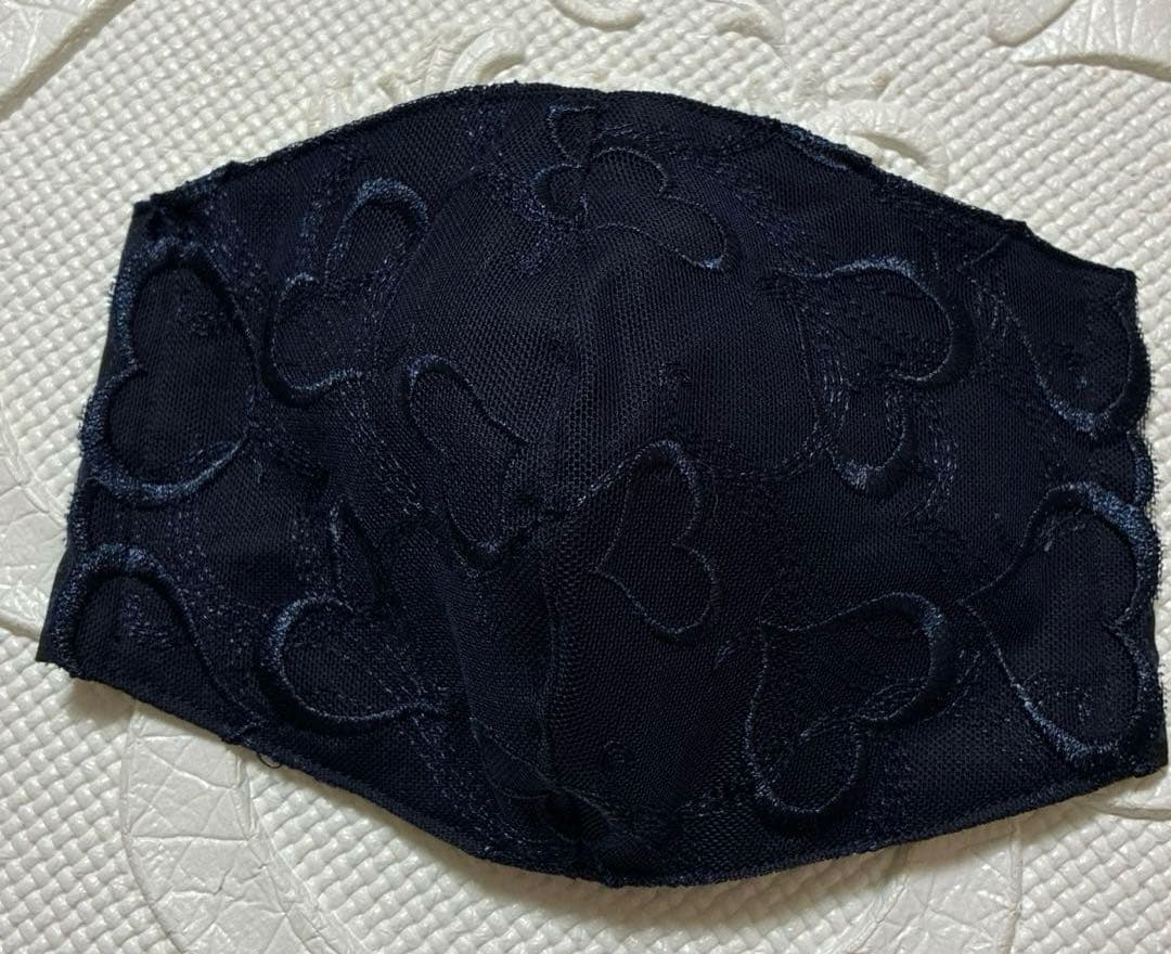 ハンドメイド ◆ マスク 紺色にハート刺しゅう