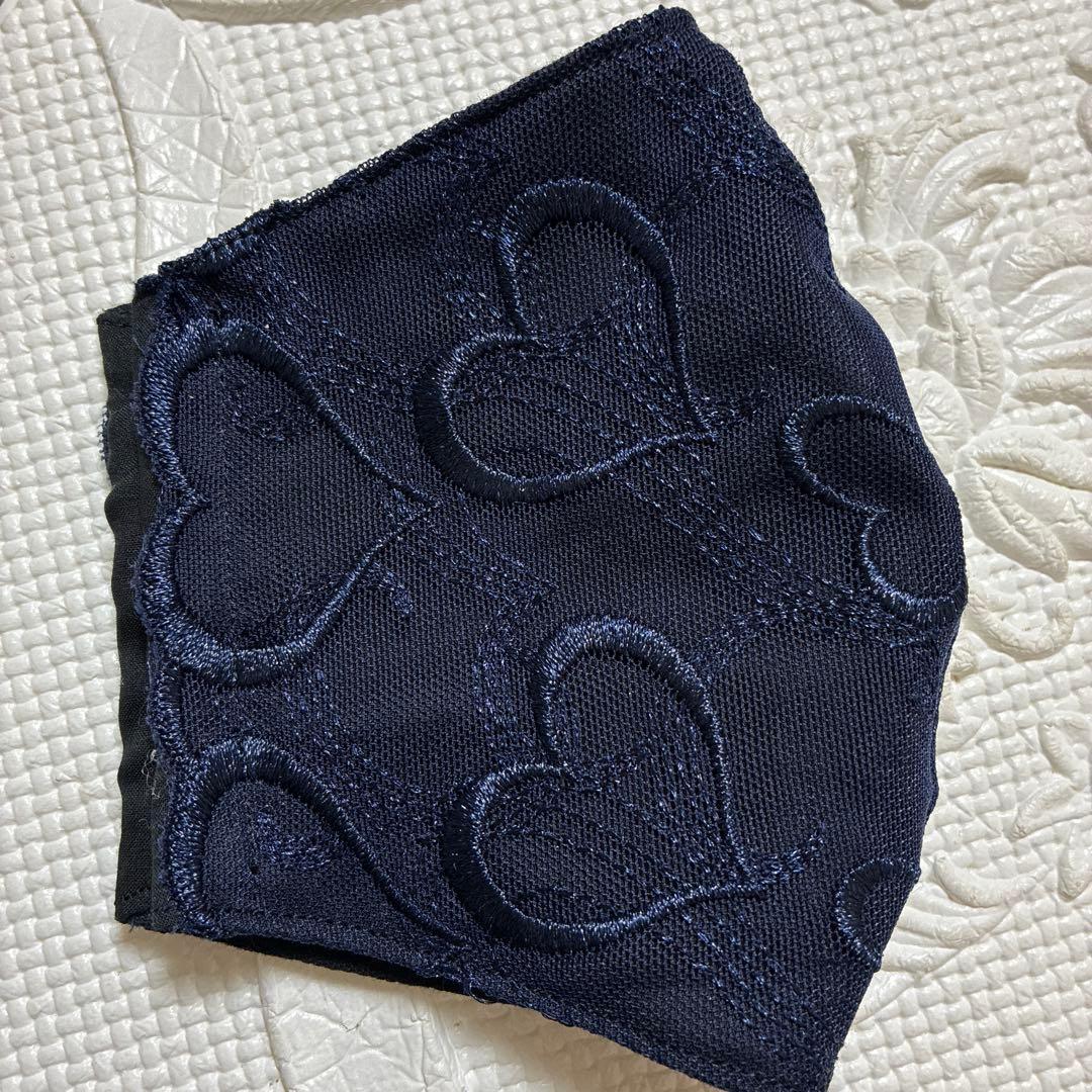 ハンドメイド ◆ マスク 紺色にハート刺しゅう