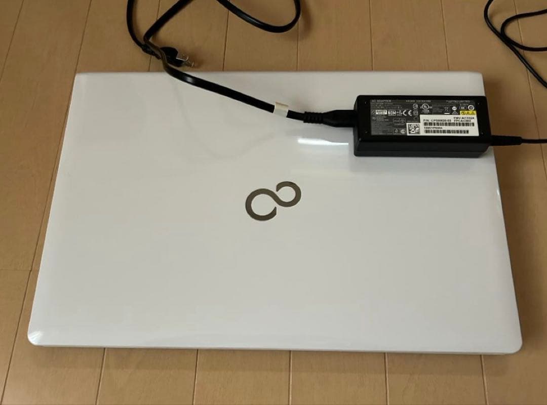 ホワイト 美品 富士通LIFEBOOK FMVA41D2W SSD メモリ8GB