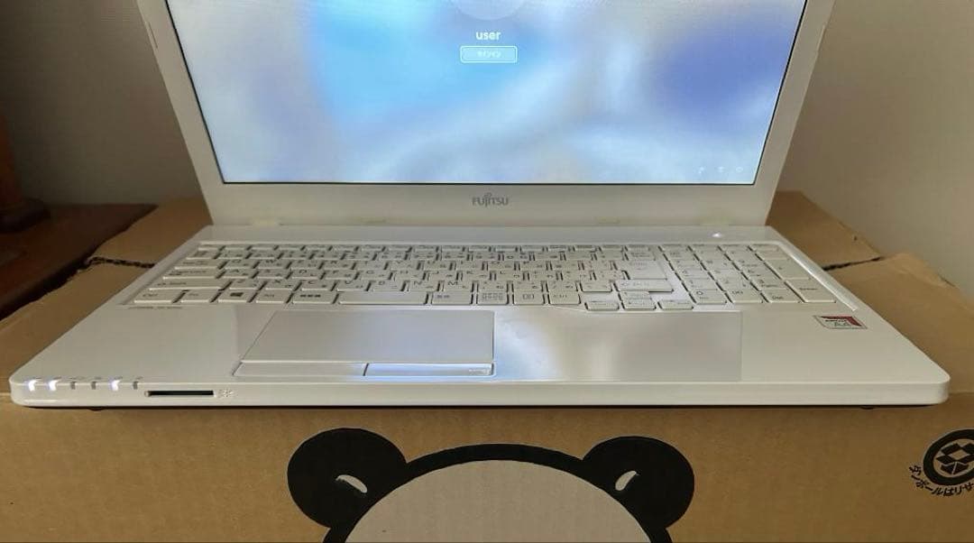 ホワイト 美品 富士通LIFEBOOK FMVA41D2W SSD メモリ8GB