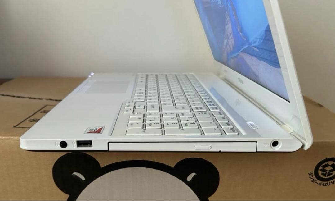 ホワイト 美品 富士通LIFEBOOK FMVA41D2W SSD メモリ8GB