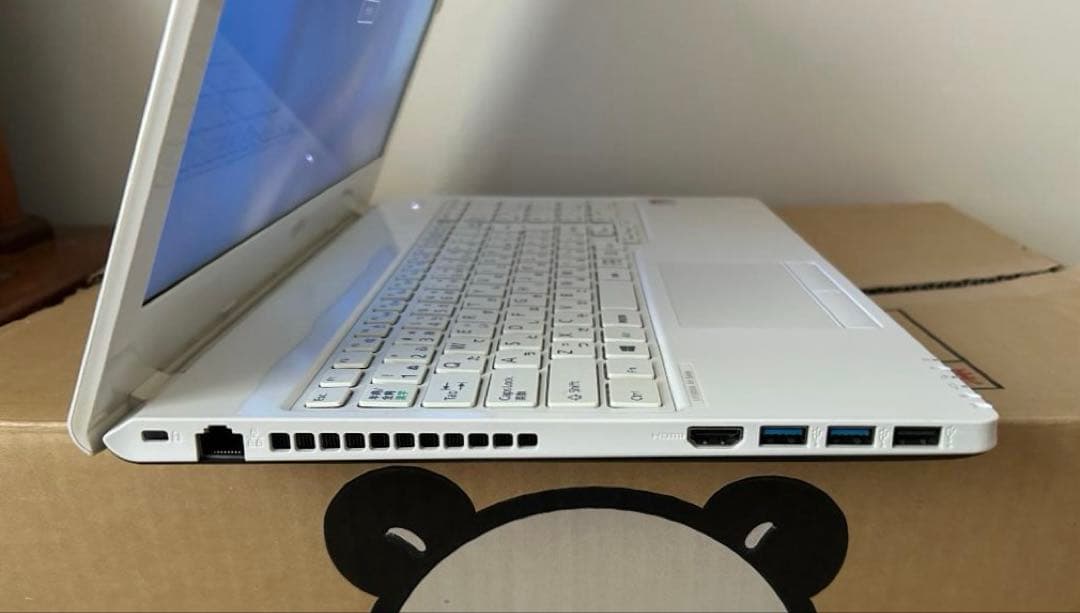 ホワイト 美品 富士通LIFEBOOK FMVA41D2W SSD メモリ8GB