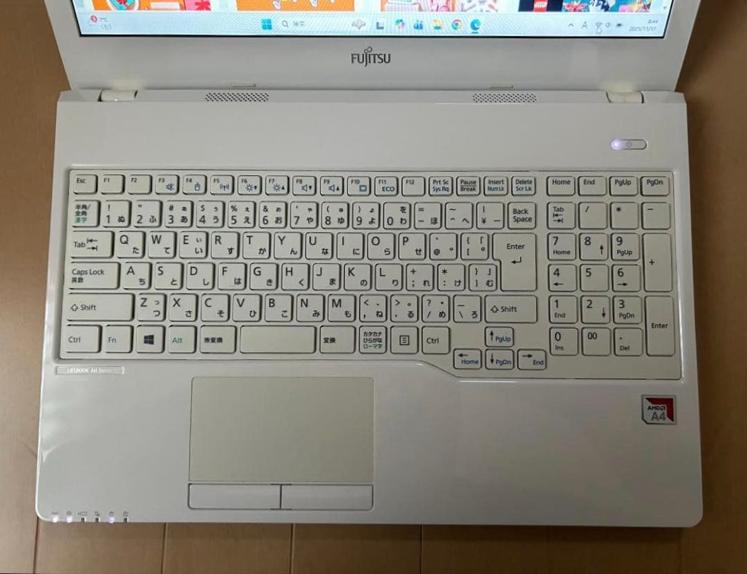 ホワイト 美品 富士通LIFEBOOK FMVA41D2W SSD メモリ8GB