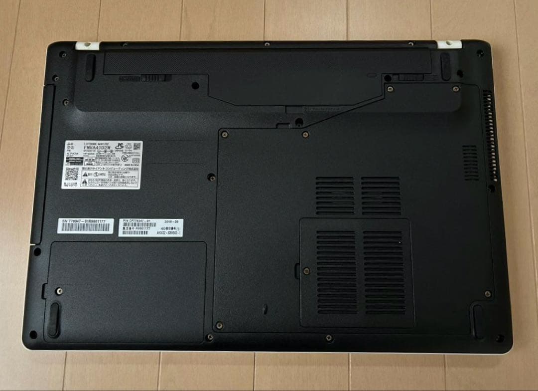 ホワイト 美品 富士通LIFEBOOK FMVA41D2W SSD メモリ8GB
