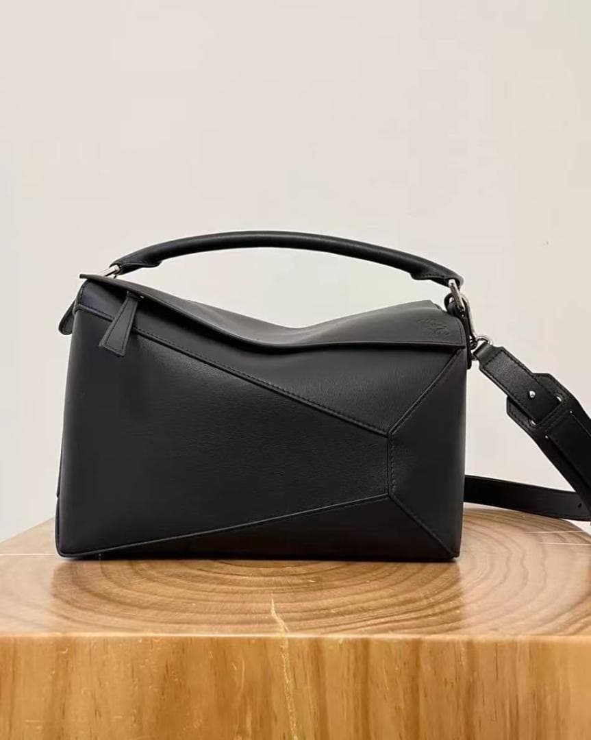 LOEWE 幾何学的デザインの黒いバッグ~~