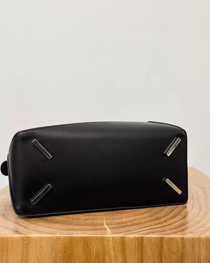 LOEWE 幾何学的デザインの黒いバッグ~~