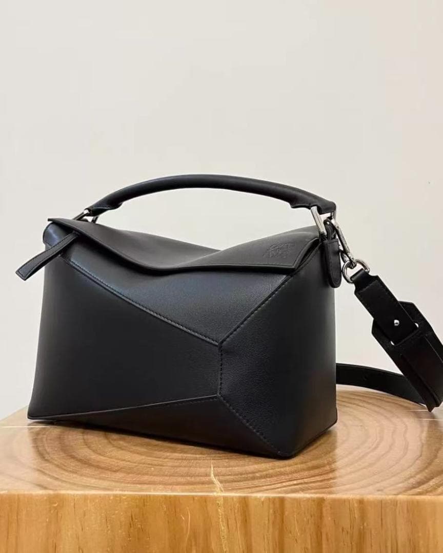 LOEWE 幾何学的デザインの黒いバッグ~~