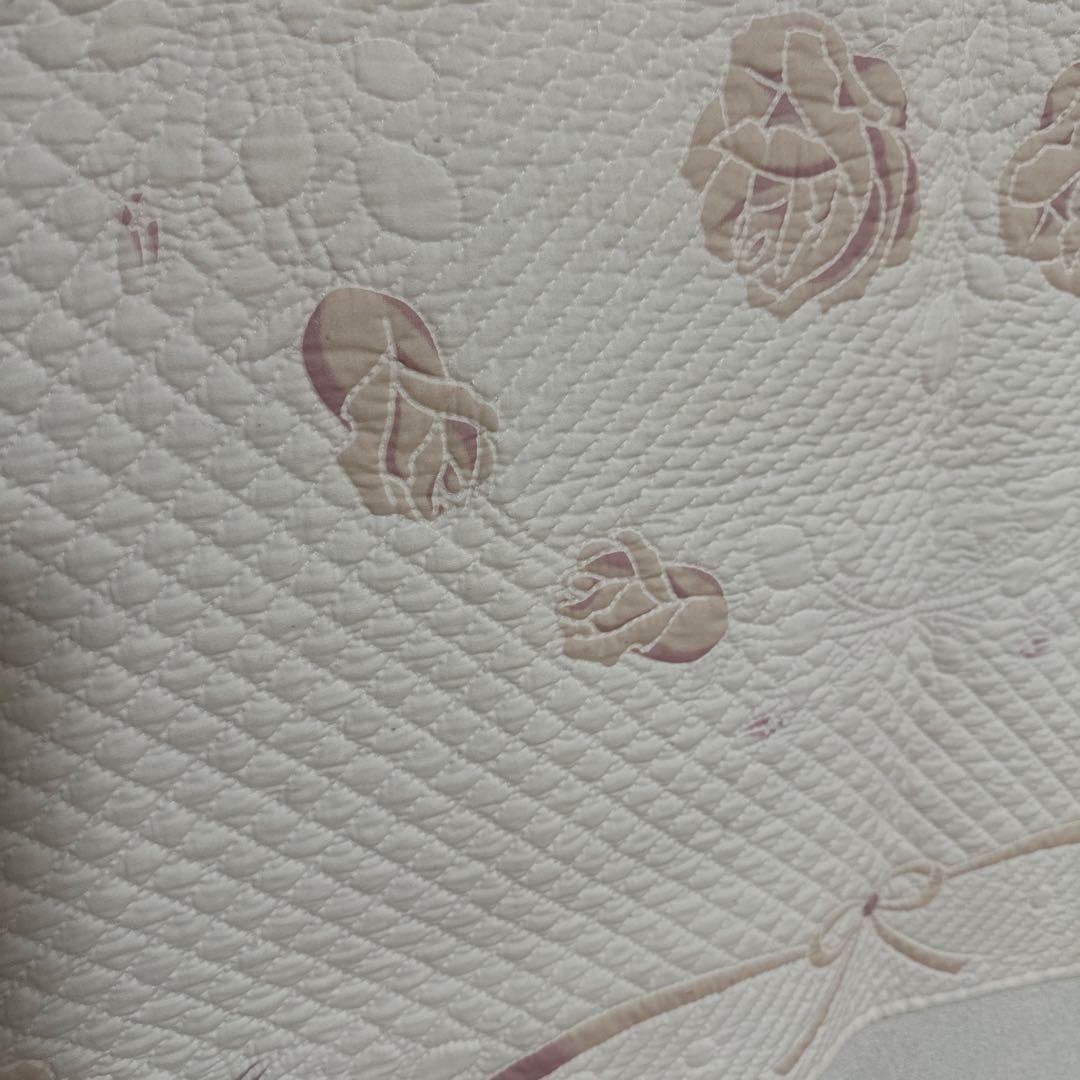 ハンドメイドホワイトキルトのタペストリー