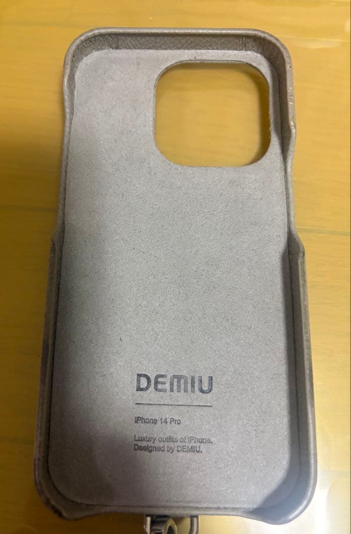 DEMIU iPhone14Proレザーケース　グレージュ ストラップ付き