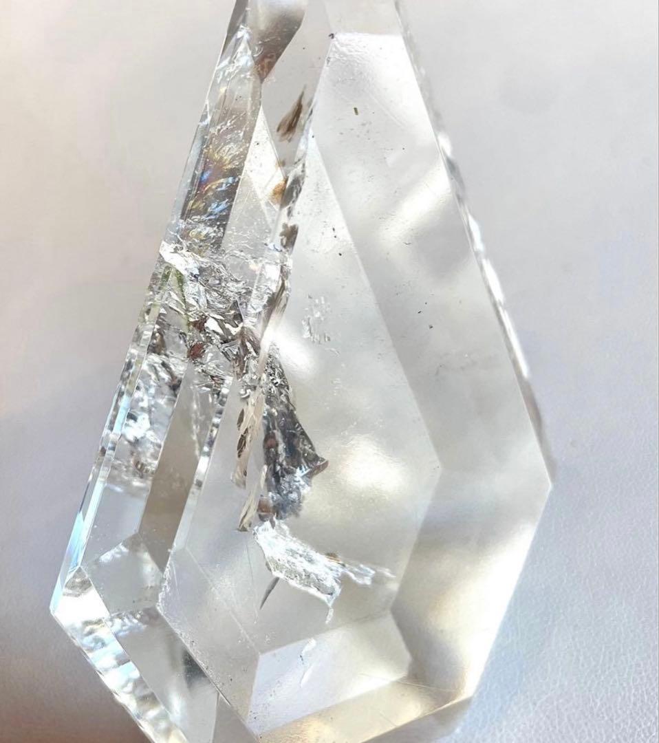 大きい水晶　虹入り　レインボークリスタル　アイリスクォーツ