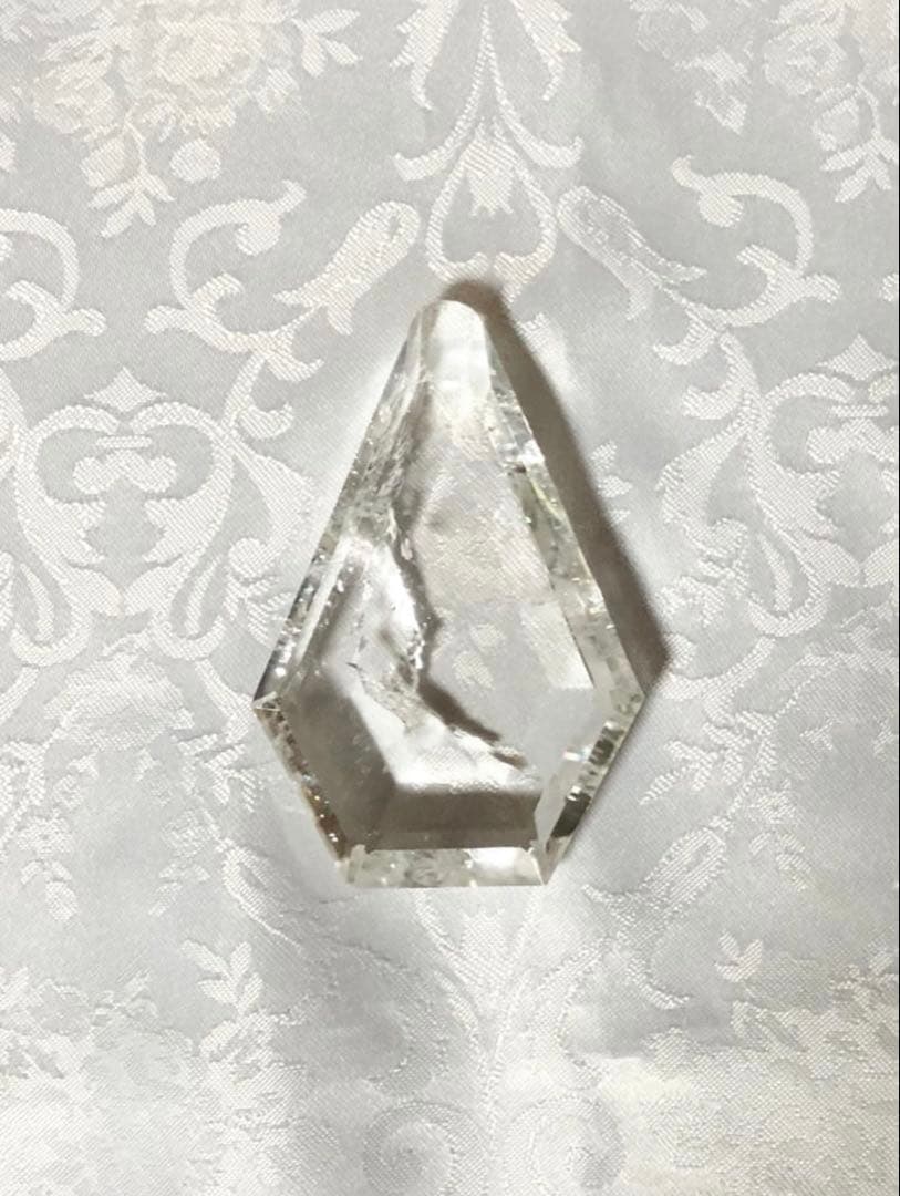 大きい水晶　虹入り　レインボークリスタル　アイリスクォーツ