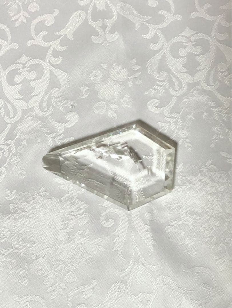 大きい水晶　虹入り　レインボークリスタル　アイリスクォーツ