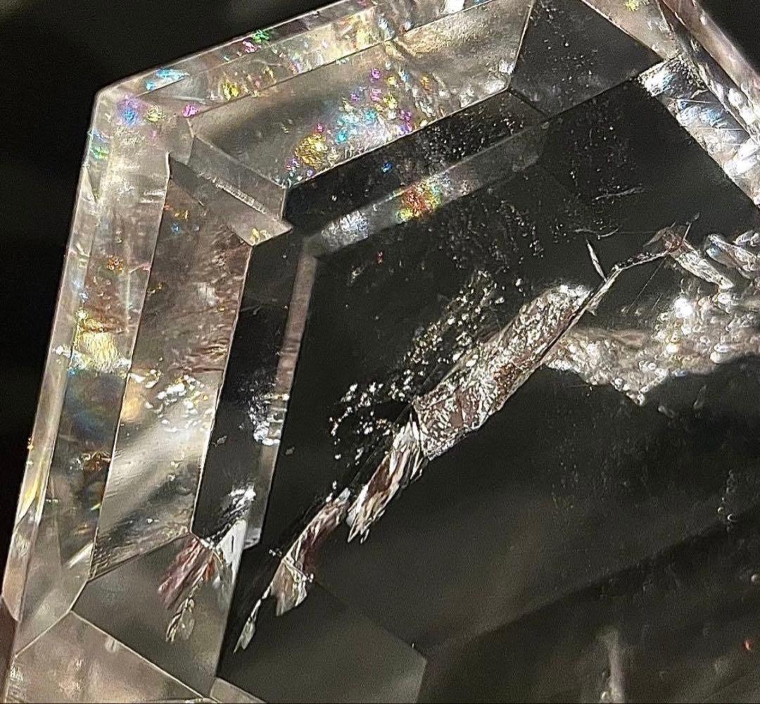 大きい水晶　虹入り　レインボークリスタル　アイリスクォーツ