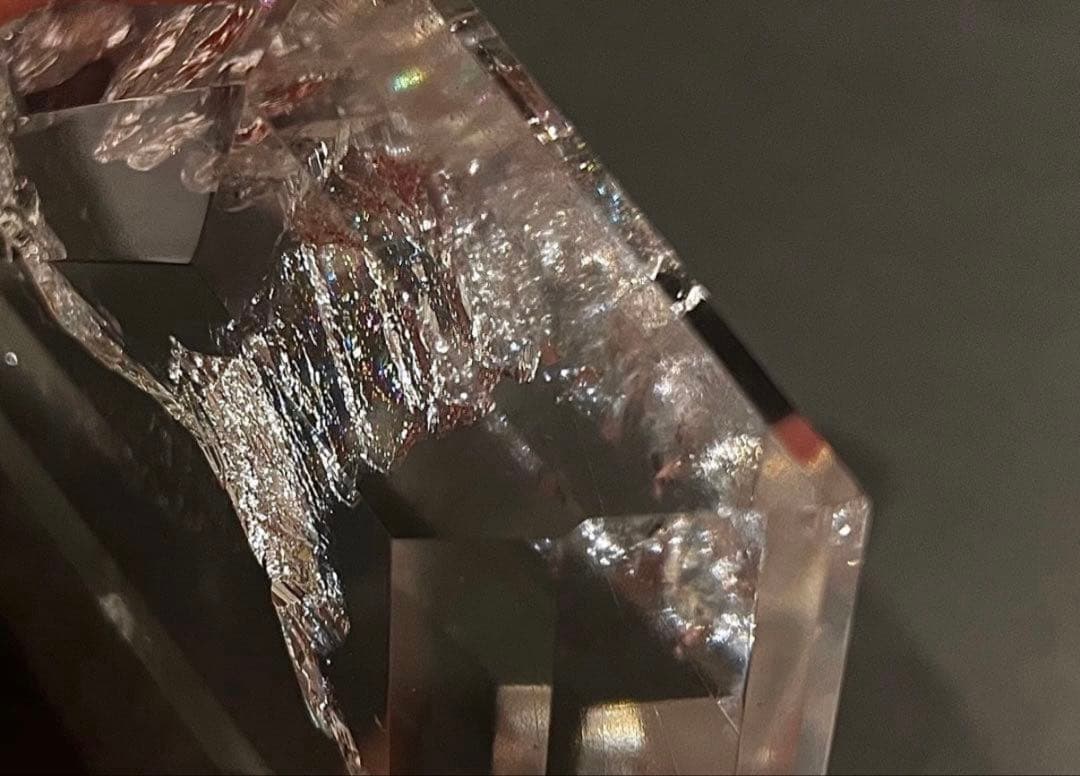 大きい水晶　虹入り　レインボークリスタル　アイリスクォーツ