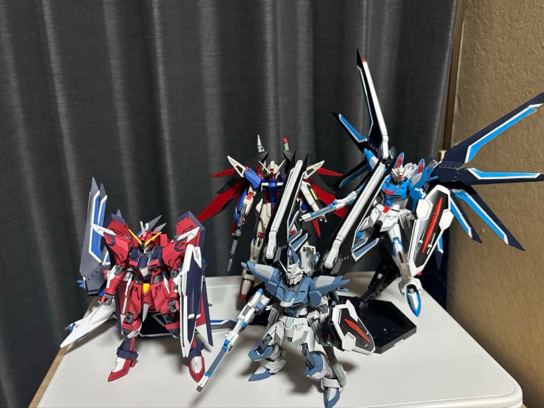 ガンプラSEED freedom 塗装済み完成品5機、未組み立てキット4つセット