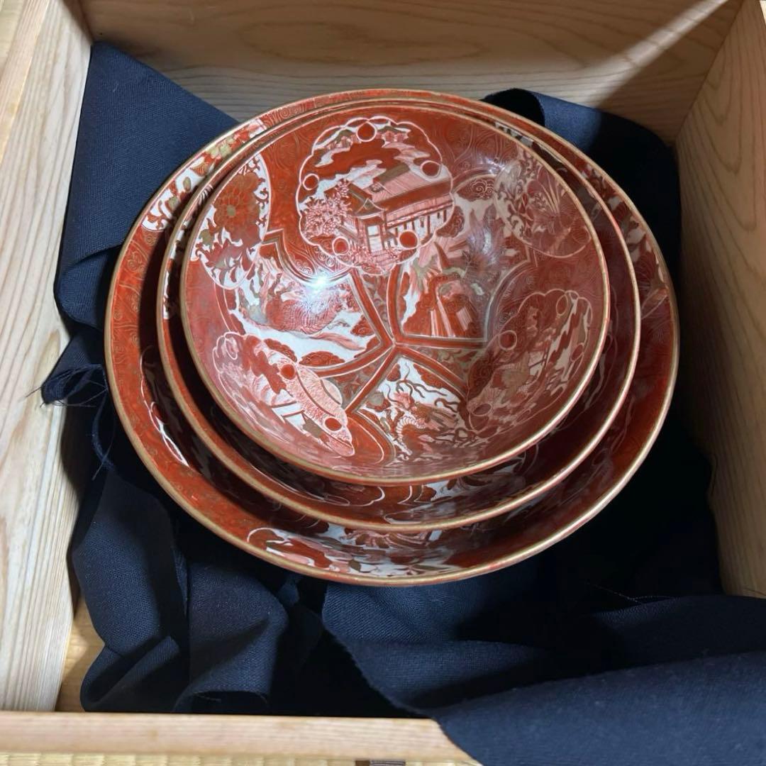 『ジャパン　クタニ』再興九谷　吉祥文様 窓絵 赤絵金彩　割取紋様　三ツ組『美品』